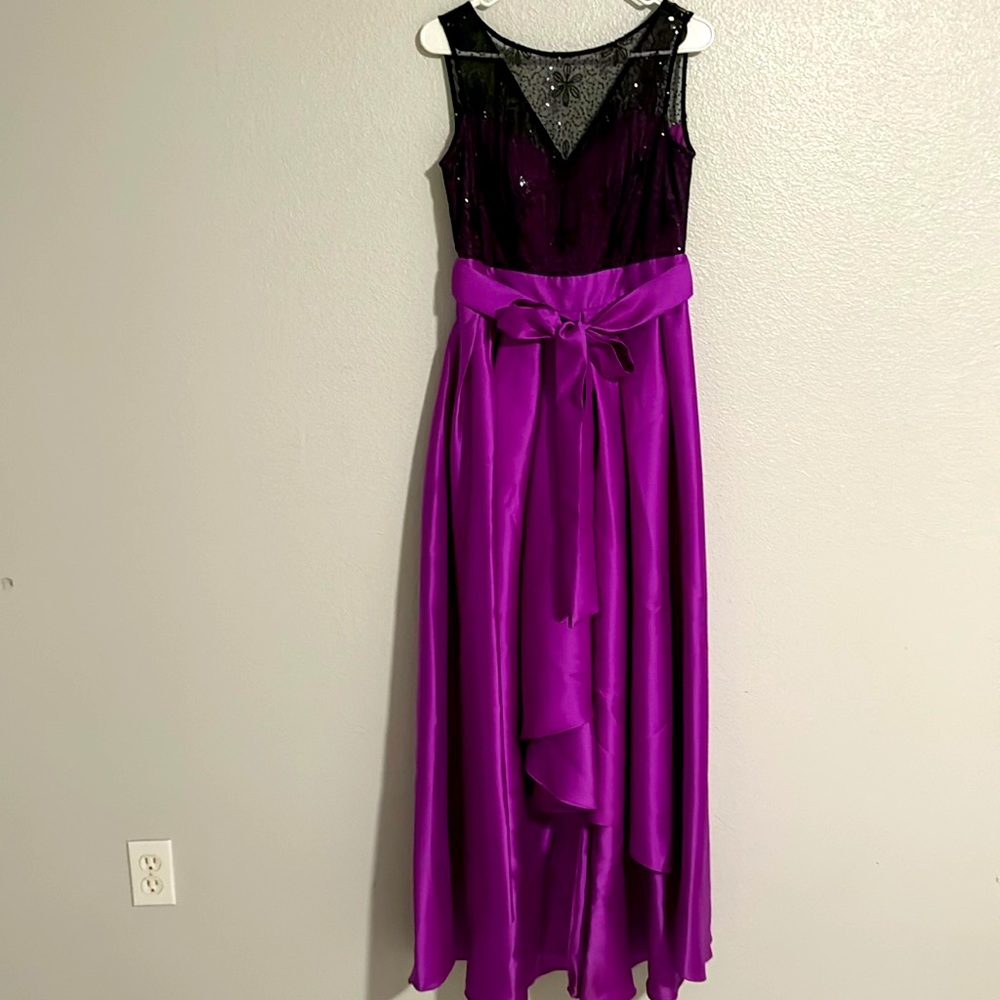 This dress is my favorite dress but its too small for me that’s why I sale it